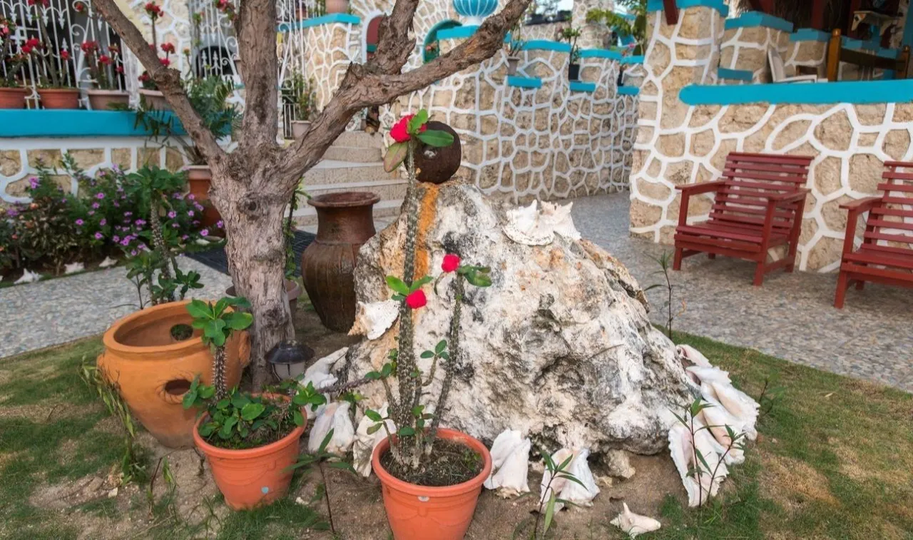 The Caves, Negril Bay hotel image from Expedia