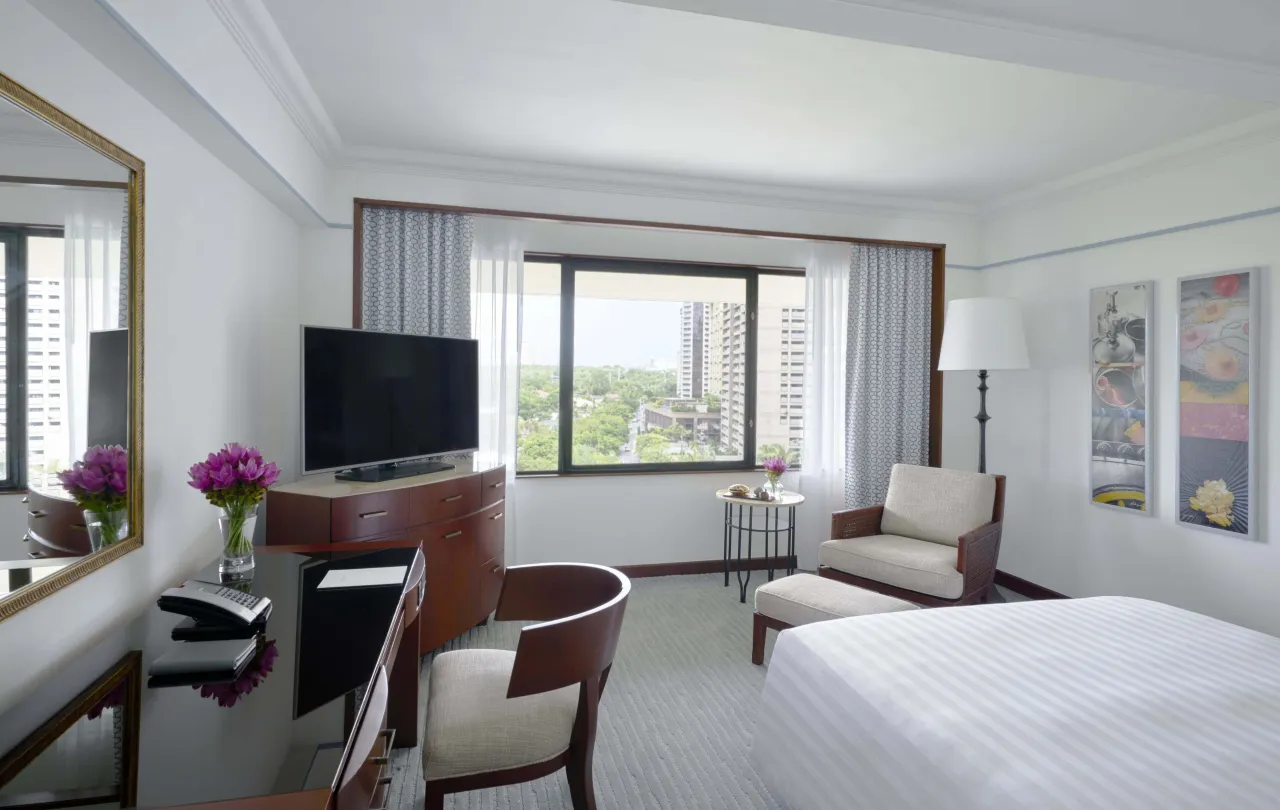 The Peninsula Manila hotel image from Expedia